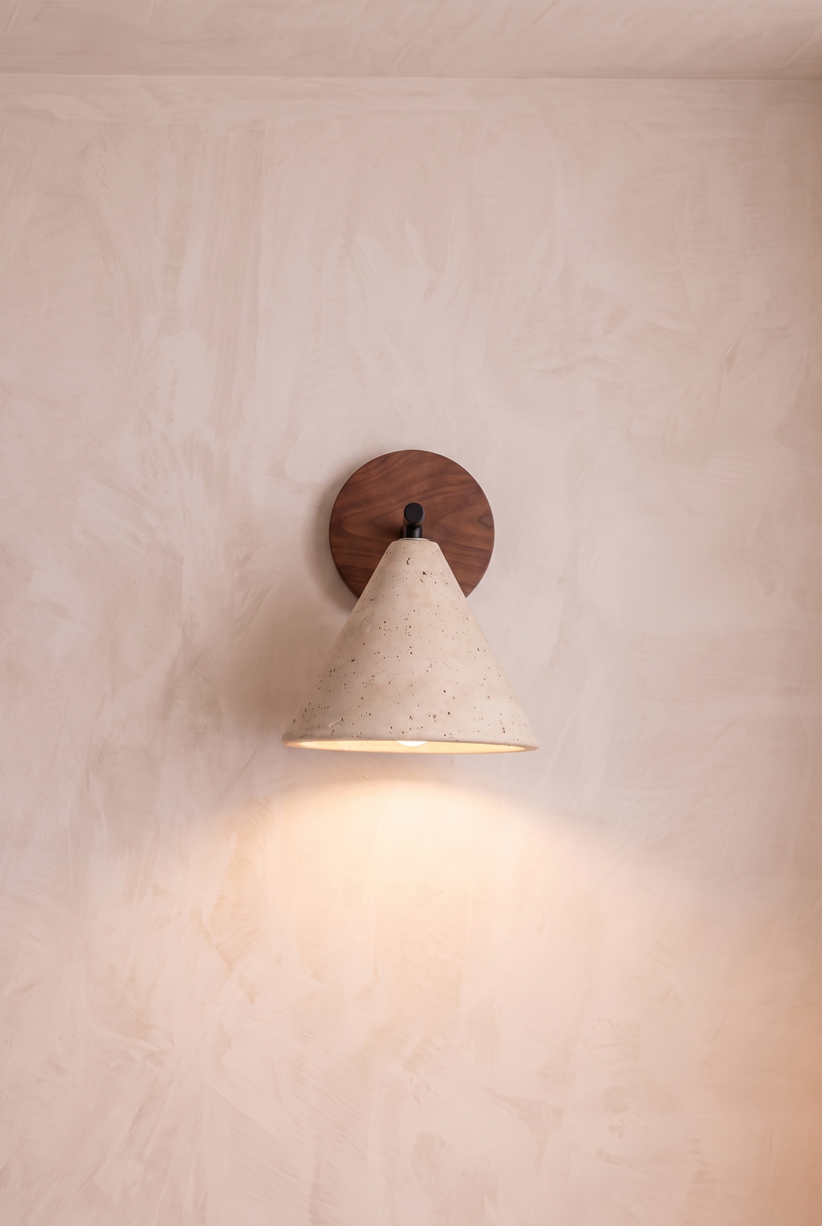 Jurie | Wandlamp Travertine en noten