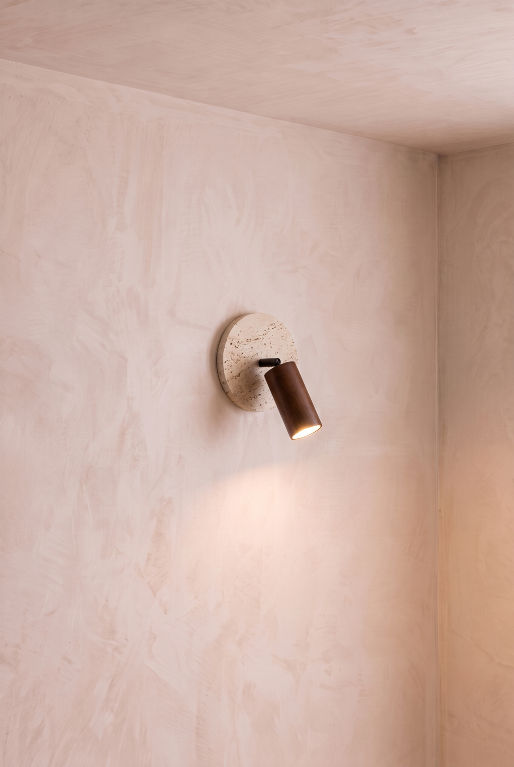 Solis | Travertine wandlamp noten