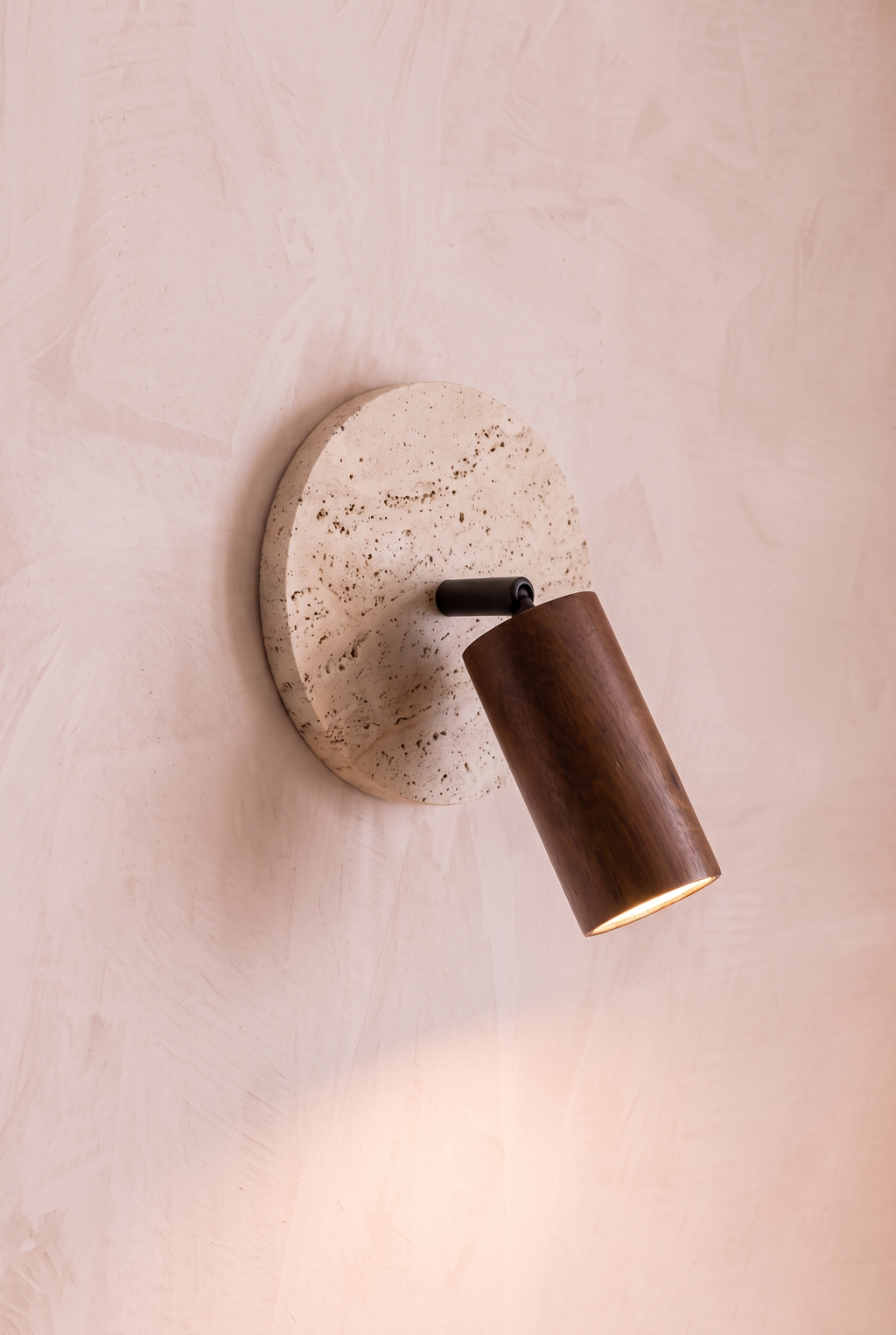 Solis | Travertine wandlamp noten