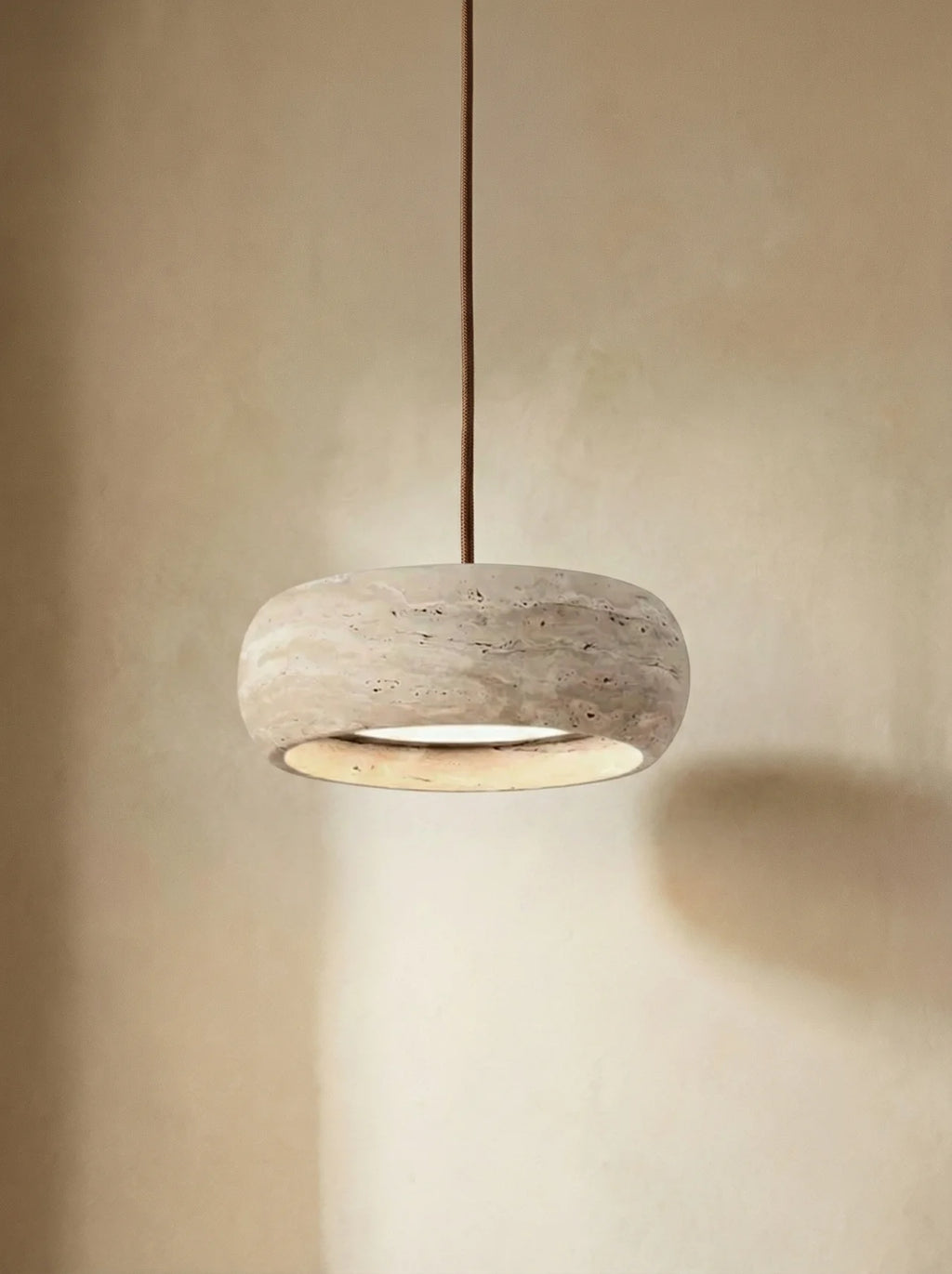 Jaza | Runde Pendelleuchte aus Travertin